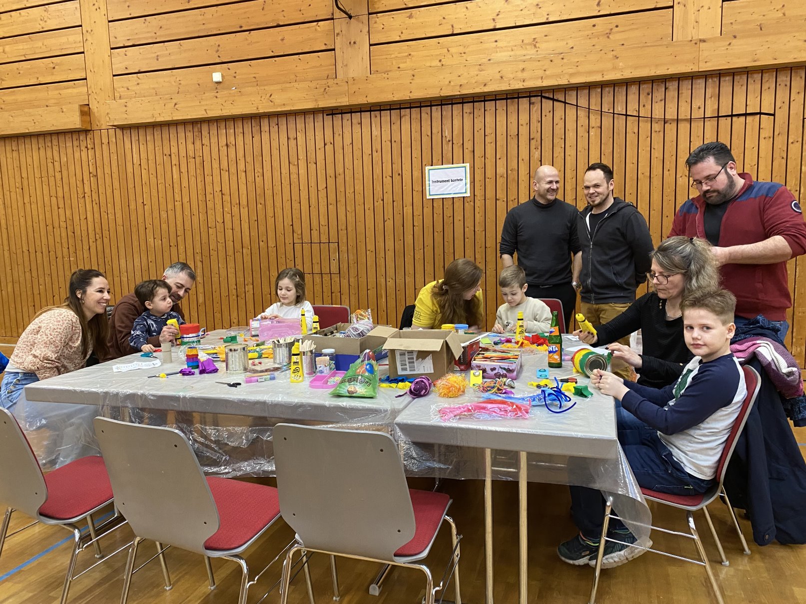 Kinder am Basteltisch